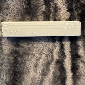 r.e.m. beauty Essential Drip Lip Gloss - Cream